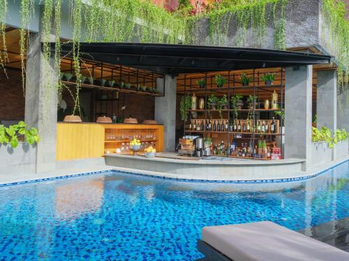 Kayumas resort pool bar